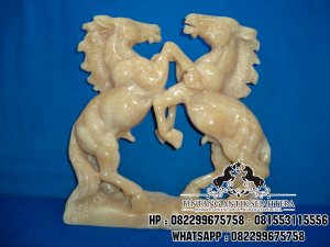 Patung Kuda jingkrak Onyx 