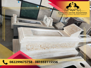 Kijing Makam Uje Marmer Kaligrafi di Tulungagung