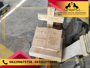 Nisan Buku Salib Berbahan Marmer di Tulungagung